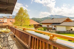 Outdoor dining - Holiday apartment with 3 bedrooms (Reit im Winkl)