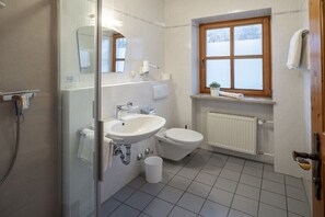 Shower - No. 6 / Tame Emperor (Reit im Winkl)