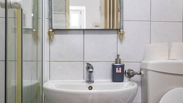 Basic-Apartment | Badezimmer | Dusche, kostenlose Toilettenartikel, Haartrockner, Handtücher