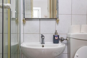 Basic-Apartment | Badezimmer | Dusche, kostenlose Toilettenartikel, Haartrockner, Handtücher