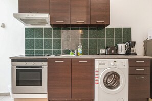 Basic Apartment | Private kitchen | Fridge, microwave, stovetop, cookware/dishes/utensils - Modern 1 Bedroom Long Stay Apartment (Wien)