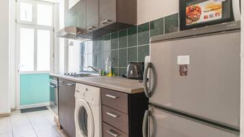 Apartamento básico | Cocina privada | Frigorífico, microondas, placa de cocina y utensilios de cocina