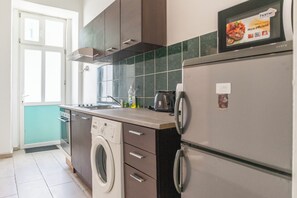Basic Apartment | Private kitchen | Fridge, microwave, stovetop, cookware/dishes/utensils - Modern 1 Bedroom Long Stay Apartment (Wien)