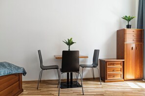 Basic Apartment | Dining - Modern 1 Bedroom Long Stay Apartment (Wien)