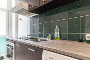 Basic Apartment | Private kitchen | Fridge, microwave, stovetop, cookware/dishes/utensils - Modern 1 Bedroom Long Stay Apartment (Wien)
