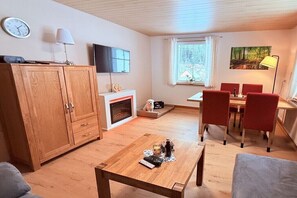 Smart TV, books - Holiday home with 5 bedrooms (Enzklösterle)