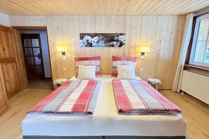 5 habitaciones, escritorio y tabla de planchar con plancha