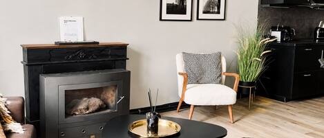 Smart TV, fireplace