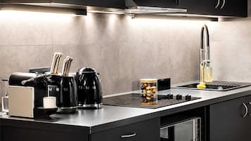 Wasserkocher mit Kaffee-/Teezubehör, Kühlschrank, Mikrowelle, Ofen