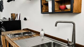Cafetière/bouilloire, réfrigérateur, micro-ondes, plaque de cuisson