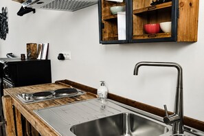 Cafetera i tetera, frigorífic, microones i placa de cuina 