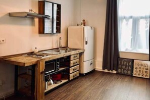Réfrigérateur, micro-ondes, plaque de cuisson, cafetière/bouilloire