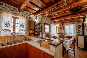 Fridge, microwave, oven, coffee/tea maker - Marias Serene Countryside Retreat, House (Chania)
