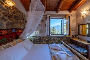 2 bedrooms, iron/ironing board, travel cot, free WiFi - Marias Serene Countryside Retreat, House (Chania)