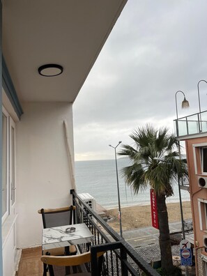 Familiekamer, balkon | Terrein van de accommodatie