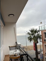 Habitación familiar, balcón | Jardines del alojamiento