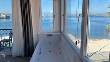 Deluxe Room, Balcony | Free WiFi