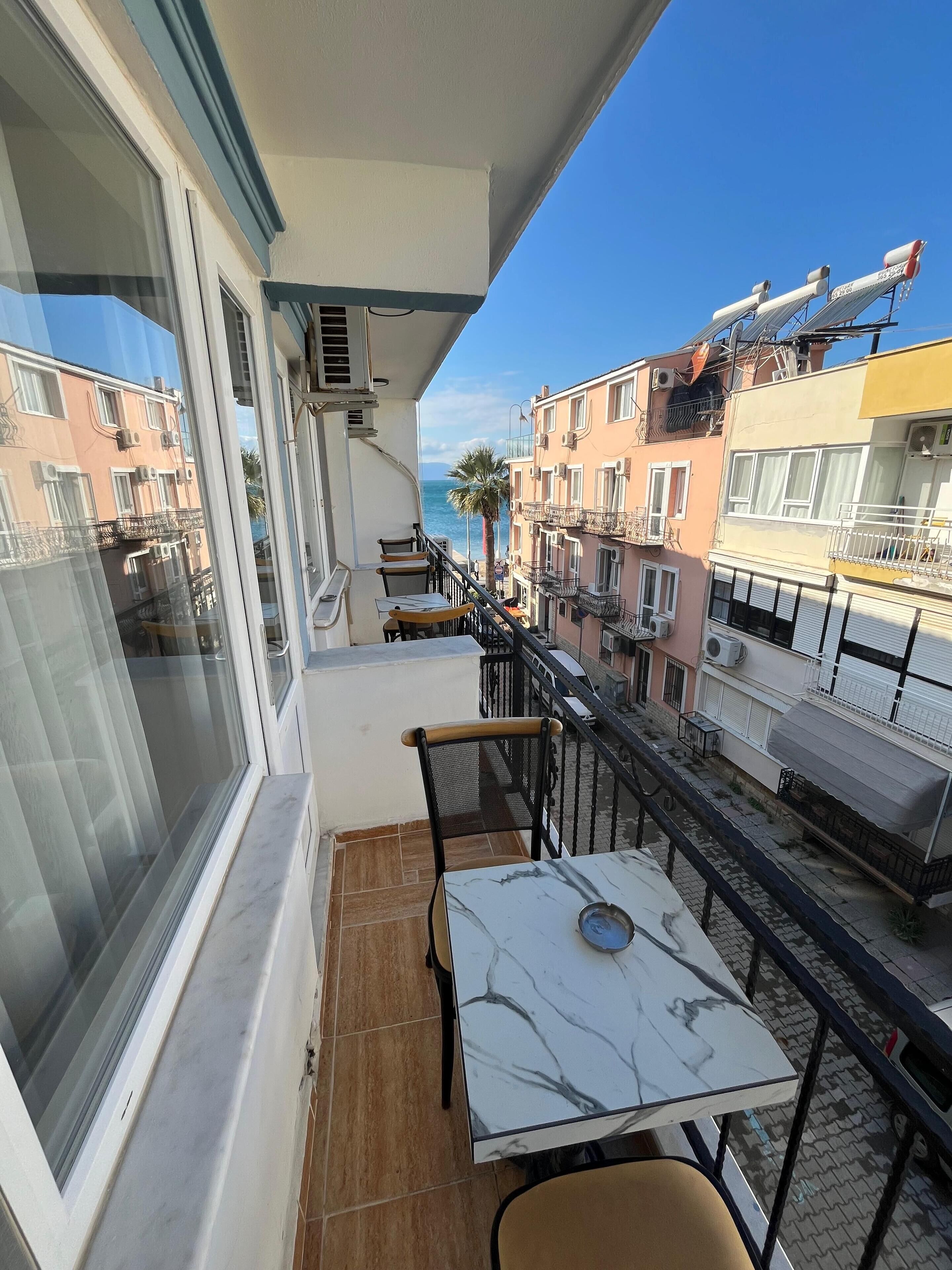 Habitación doble estándar, balcón, vista al mar | Restaurante al aire libre