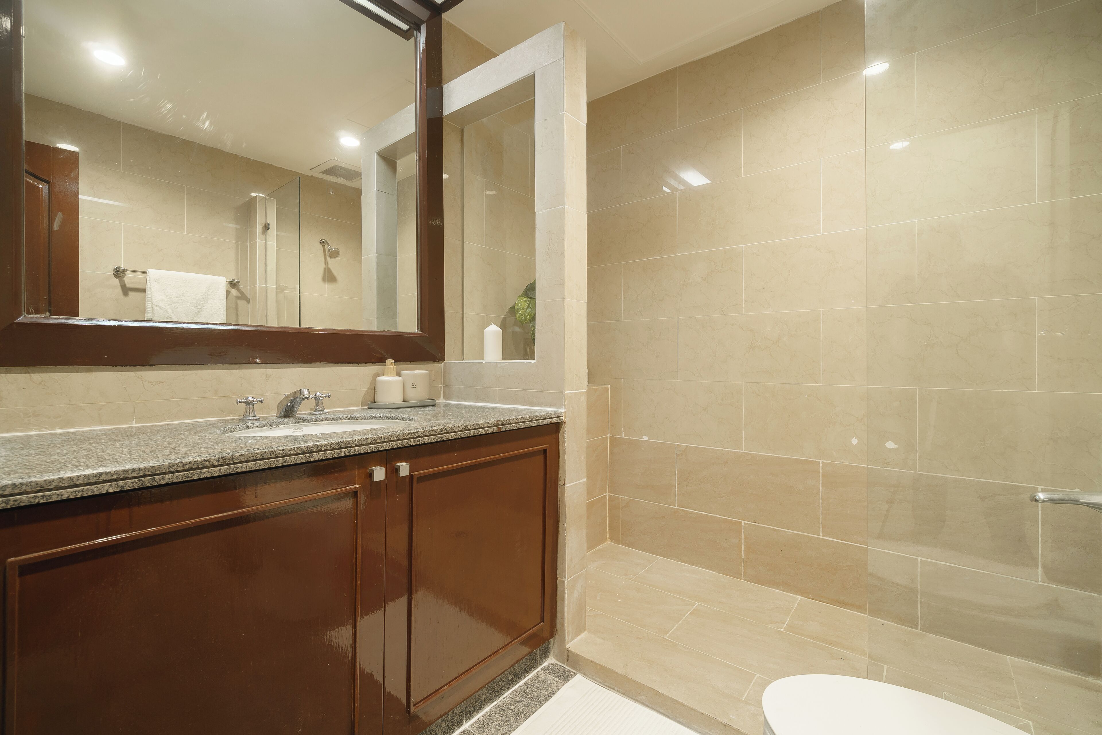 Shower, free toiletries, hair dryer, towels