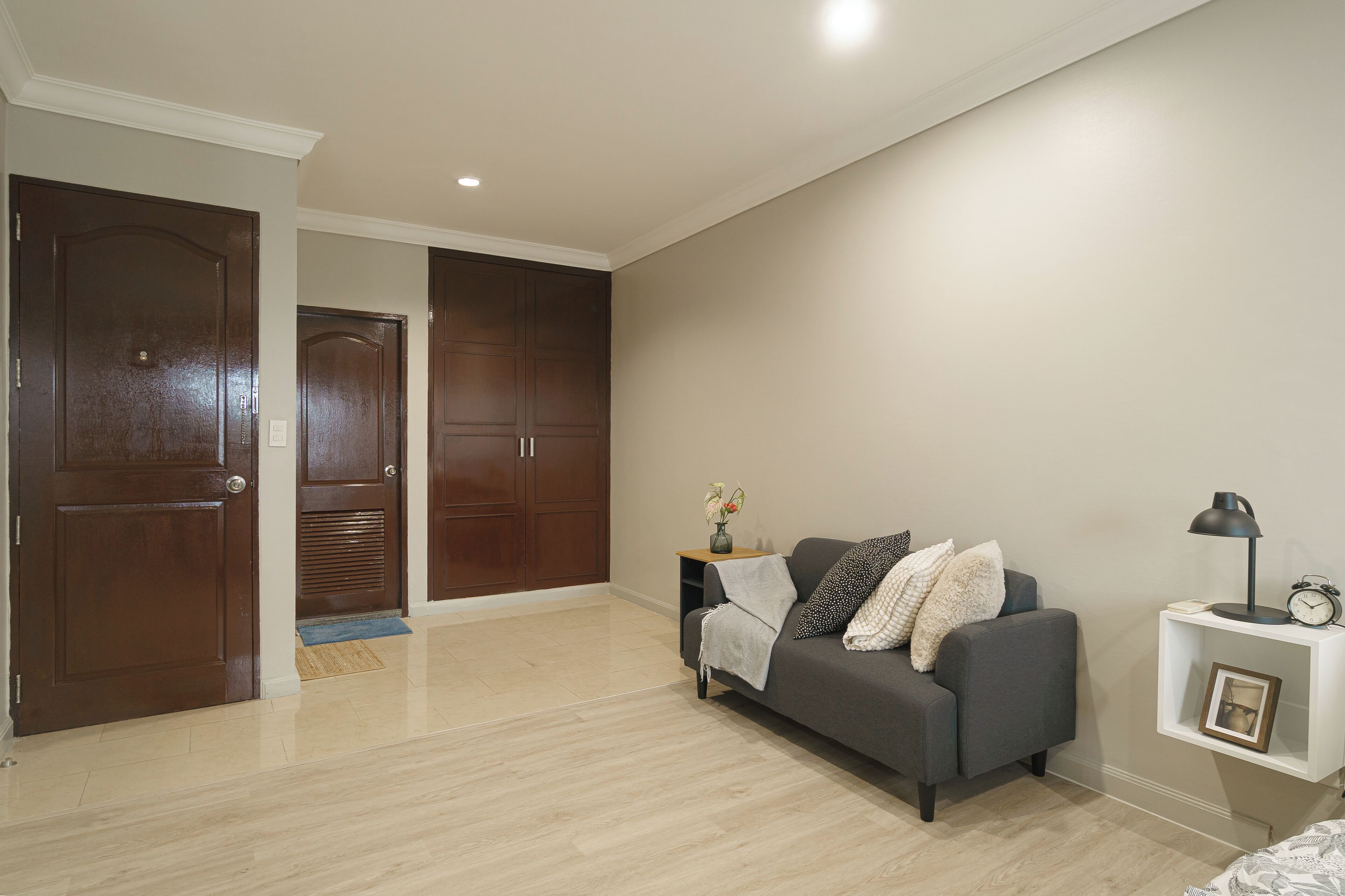 Standard Double Room, City View | Living area