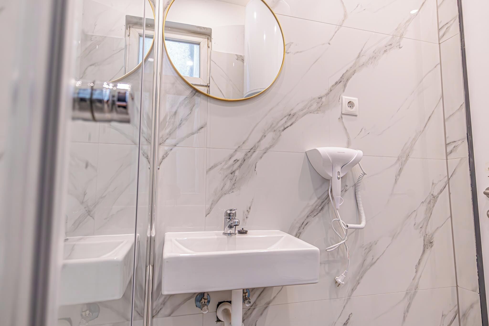 Basic-Zimmer | Badezimmer | Dusche, Haartrockner, Handtücher, Seife