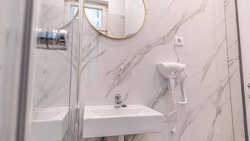 Basic-Zimmer | Badezimmer | Dusche, Haartrockner, Handtücher, Seife