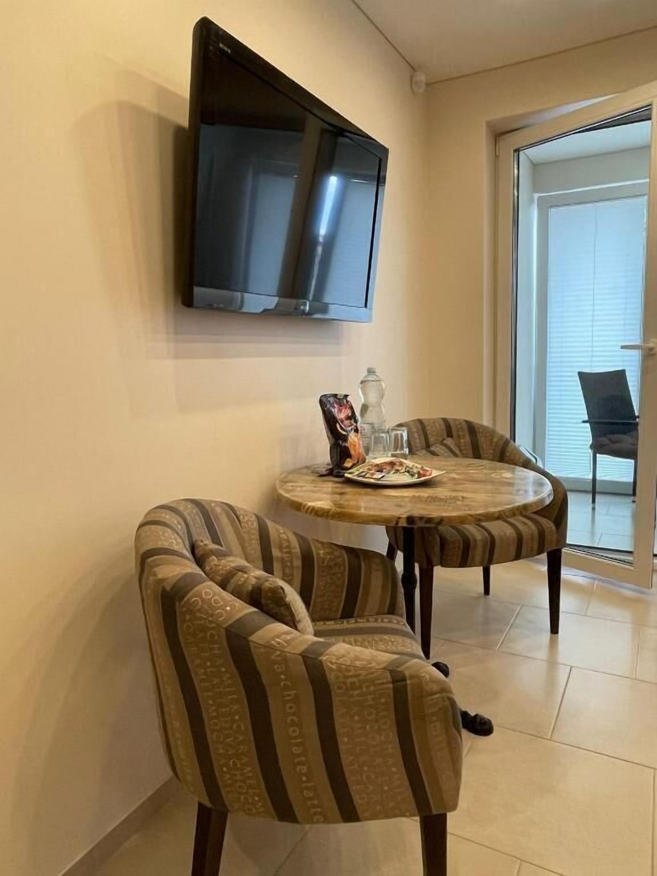 Chambre Double, balcon | Restauration