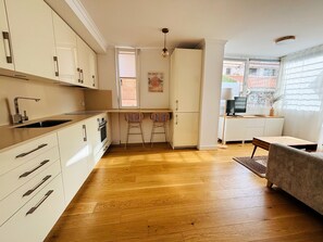 Fridge, microwave, oven, stovetop - Apart. in Málaga with private terrace, king-size bed, AC and WIFI (Málaga)