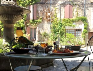 Outdoor dining - Auberge du Presbytère (Saignon)