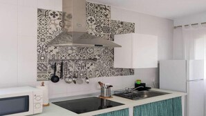 A kitchen with a microwave, stove, and sink. - El Palmar Family Hideaway Near the Sea (Vejer de la Frontera)