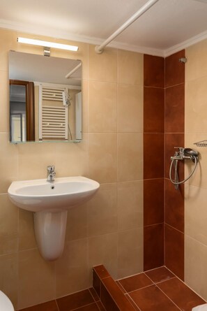 Shower, hair dryer, towels - Indiana by halu! Stylish 2BD apartment near Papafi Metro Station (Thessaloniki)