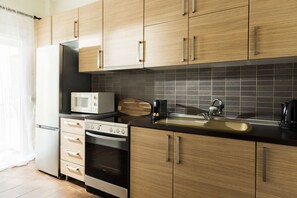 Frigorifero, microonde, forno, piano cottura