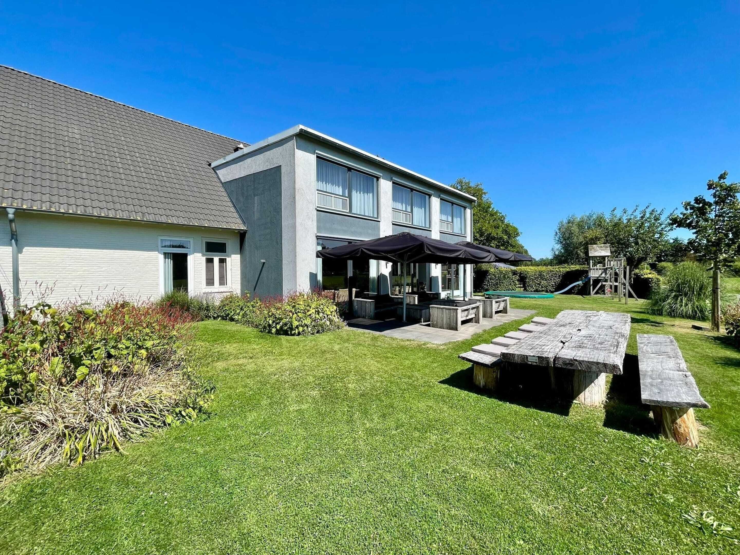 House | Tempat makan luar