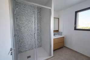 Sèche-cheveux, savon, papier toilette