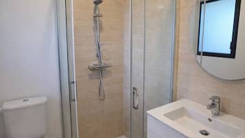 Een haardroger, zeep, toiletpapier