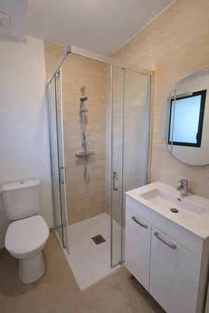 Sèche-cheveux, savon, papier toilette