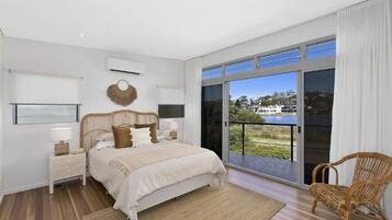 5 bedrooms, iron/ironing board, Internet, bed sheets