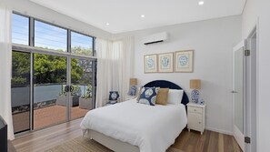 5 bedrooms, iron/ironing board, Internet, bed sheets - The Lake House - Serene Lakeside Setting (WAMBERAL)