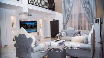 Una sala de estar con un sofá, una mesa de centro y un televisor.