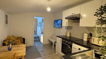 Microondas, horno y placa de cocina