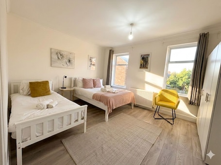 2 bedrooms, iron/ironing board, WiFi, bed sheets. Tottenham Urban Oasis 2br Home for 5 Guests near Tottenham Hotspur Stadium