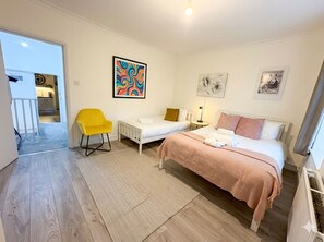 2 bedrooms, iron/ironing board, WiFi, bed sheets - Tottenham Urban Oasis 2br Home for 5 Guests near Tottenham Hotspur Stadium (London)