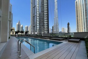 Outdoor pool - Oshima Act Two Downtown 1BR Burj Khalifa (Dubai)