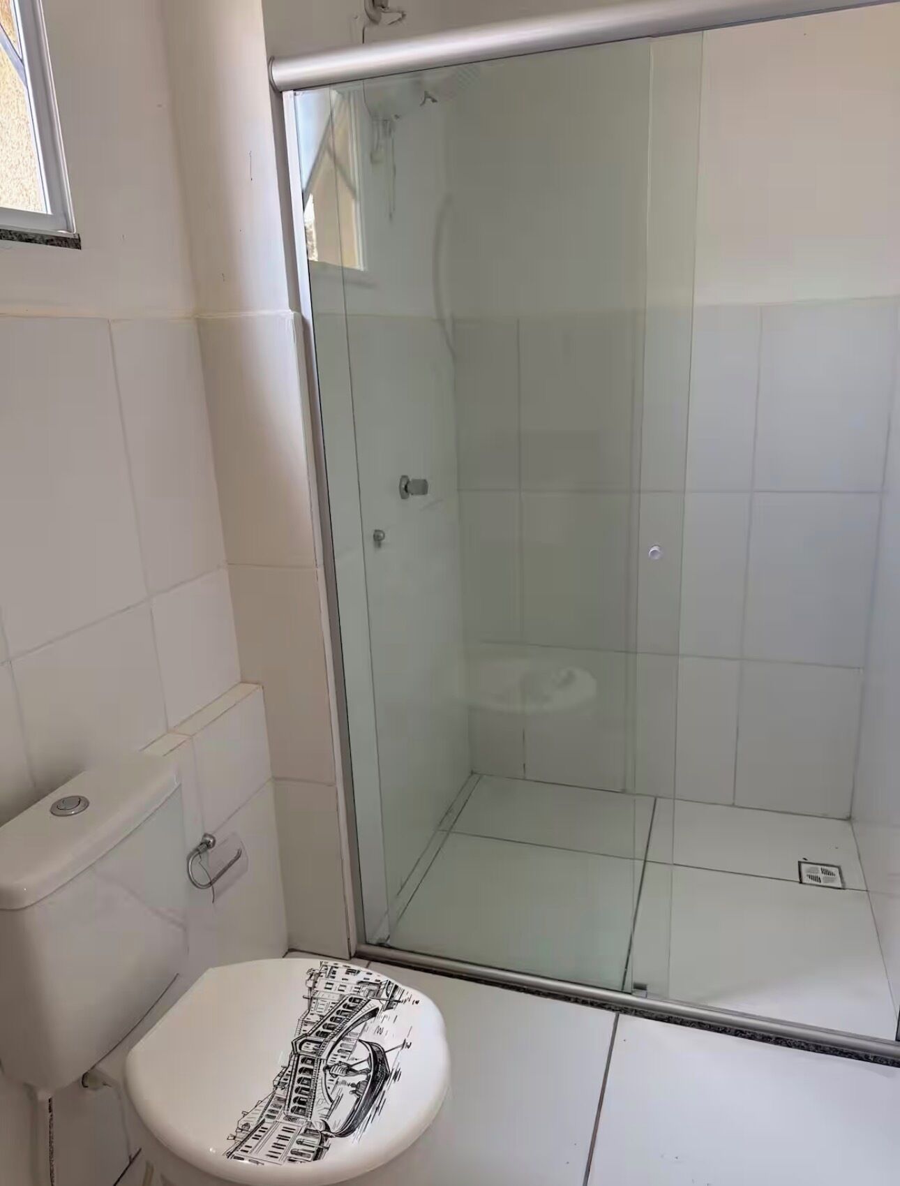 Een douche, handdoeken, toiletpapier