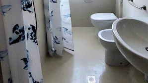 A bathroom with a toilet, a sink, and a shower curtain. - CN028 - Cesenatico, Villa Federica - comfortable two-bedroom apartment with parking space (Cesenatico)