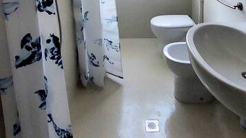 Douche, bidet, serviettes fournies