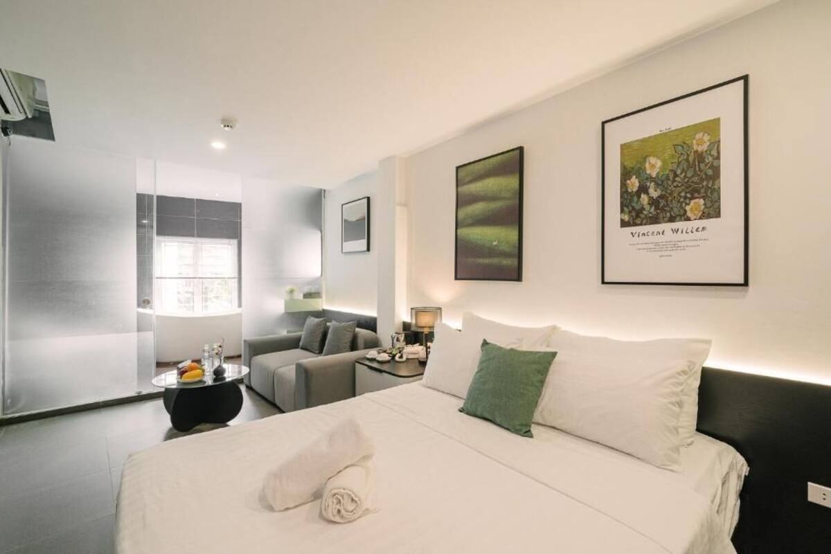 Suite, City View | Desk, laptop workspace, soundproofing, iron/ironing board