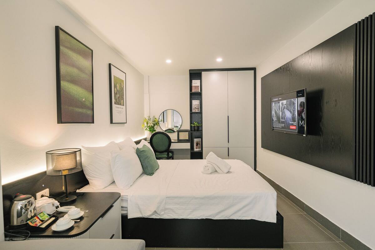 Standard Double Room | Desk, laptop workspace, soundproofing, iron/ironing board