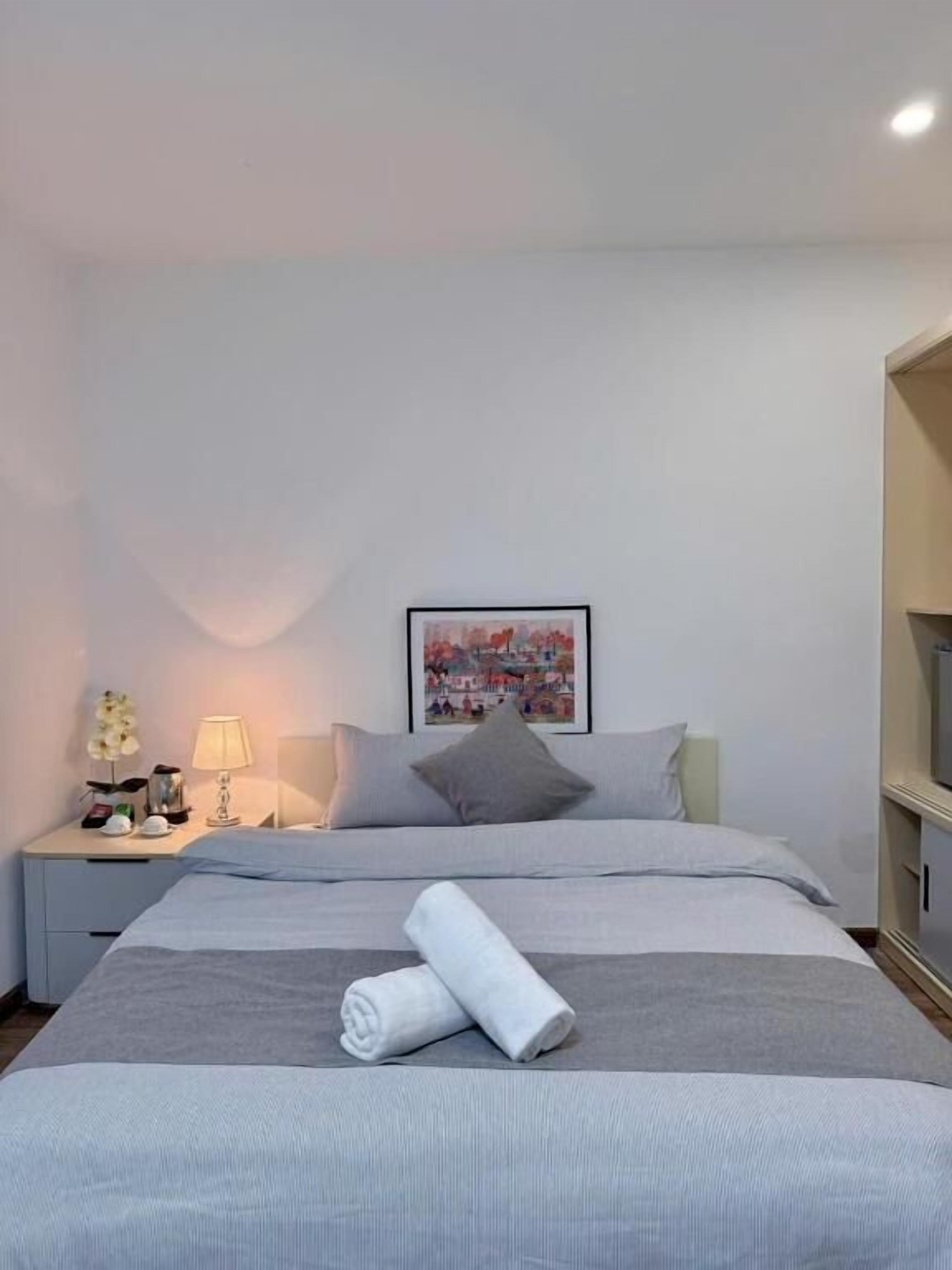 Standard Room | Desk, laptop workspace, soundproofing, iron/ironing board