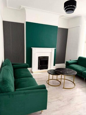 TV, fireplace - The Anfield Emerald Gem (Liverpool)